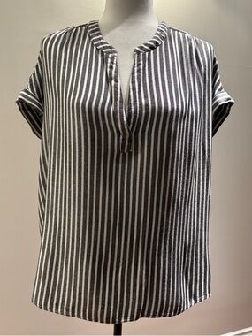 Jones New York Black & White Striped Short-Sleeve Split V Top
